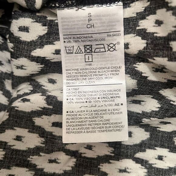 Old Navy Women's Black Sleeveless Keyhole Back Geometric Tank Top - Picture 6 of 7